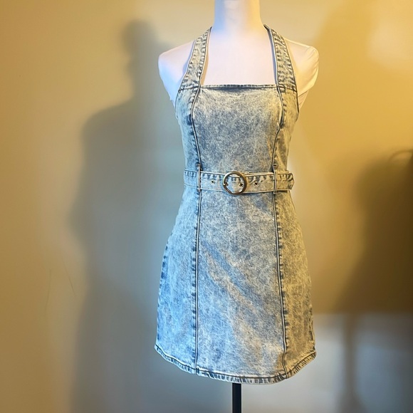 Showpo. (4) NWT light blue wash denim belted halter mini dress zip entry sexy - Picture 3 of 10